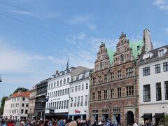 歩行者天国　ストロイエ通りの街並み

茶色い建物は、ロイヤルコペンハーゲンのお店です。