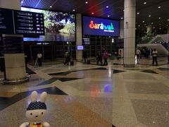 ということで、クアラルンプール国際空港に無事に到着しました。
預け荷物もないのでとっとと入国することができました。

さて、どーする？？？