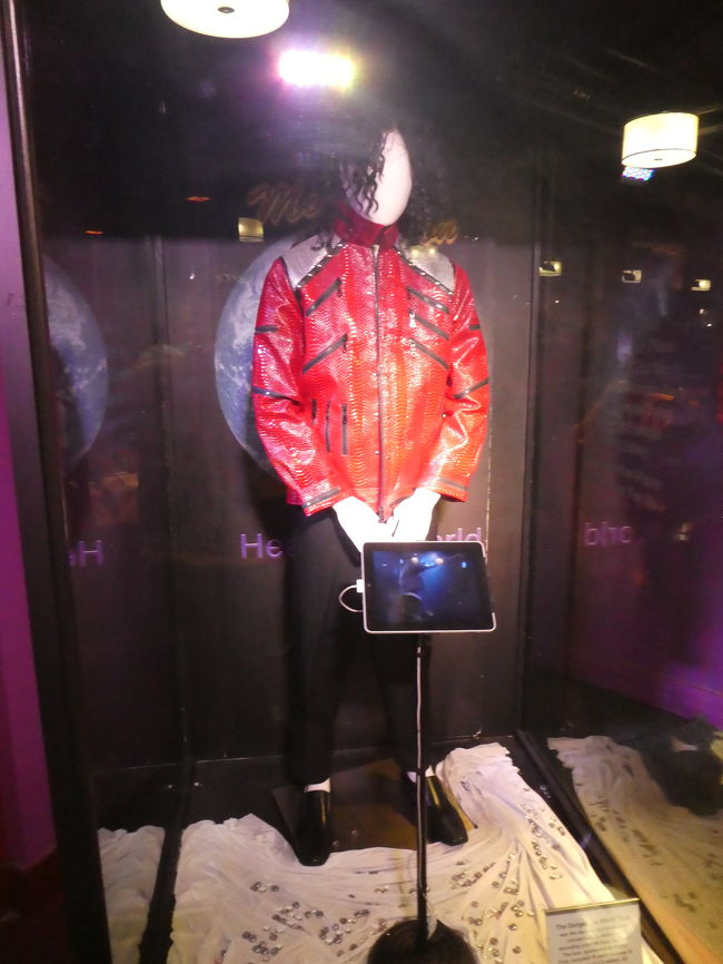 ロックアフラに飾られている、マイケル・ジャクソンの衣装です。