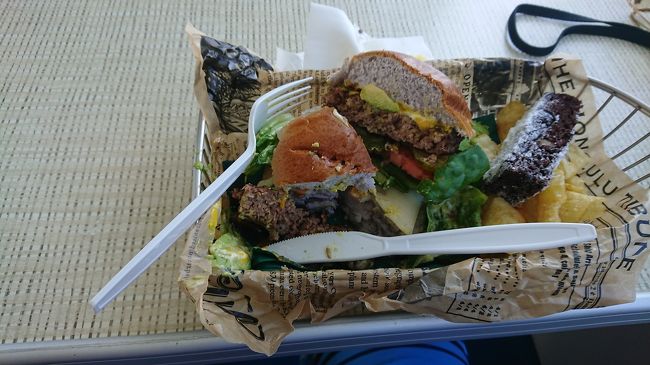船の上で食べたハンバーガーです(^^)dブッフェ式になっており、野菜やチーズ等を自分達で取ります(^-^)v