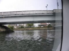 翌日、宮島へ、平和記念公園から船で行きました。