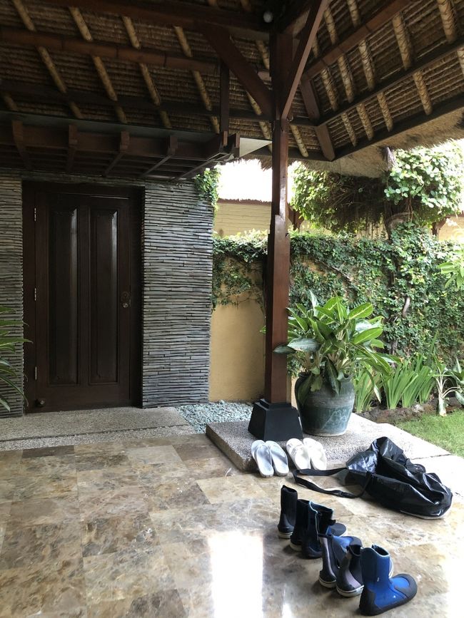 ホテルに戻り一息。ヴィラの玄関にシュノーケルグッズが干せて超便利でした。