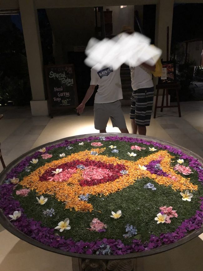 街スパで足マッサージ１時間（600円）して帰りました。<br />バリ島は食事もマッサージも超破格。最高です。<br /><br />毎日変わるフロントのフラワーアレンジ