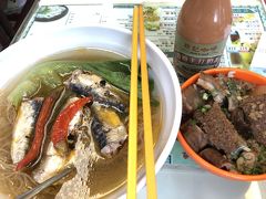 注文したのは牛雑（ごった煮みたい）と辣魚麺とプラスチックに入ったミルクティ。
牛雑は普通においしかったです。
辣魚麺は普通の味だが、意外と唐辛子の辛味が染み出していて、辛いものが苦手な人にはつらいかも。
全部で１０７パタカ、観光地料金であることはしょうがない。