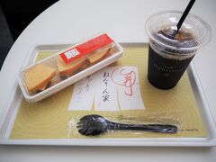 おはようございます。羽田空港で朝食を取ります。久しぶりのANAなので、行きたかった「カフェねんりん家」へ。『バームクーヘンサンドイッチ ミックス』とアイスコーヒーにしました。
