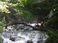 浅間大滝の手前の太鼓橋に近づきます。

こちらは２，３組の家族連れがいます。