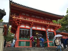 その後地下鉄東山駅で降りて、八坂神社の前を通ります