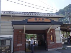 横川は鉄ちゃんに人気の街らしく青春18きっぷ利用が多いようで
駅員さんが「青春18きっぷのひとはこっちー」なんて言っていました。

改札を出たら地元の人に、これから無料のガイドツアーがあるけど参加しませんか？と声を掛けられる。
めがね橋まで行きますか？
と、聞いたら駅の近くだけとのこと。
スタートまで時間がまだあるので、とりあえずめがね橋まで行く地図をもらいに行って後から参加することに。