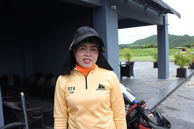 ホアヒンゴルフバアー競技会日。。。。1回目<br />本日の担当キャディさん<br /><br />愛想が無かったが、<br />パターが入りだしてから、真面目にグリーン読んでくれました。