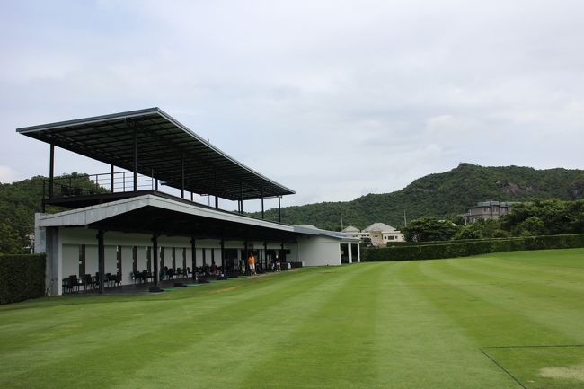 【ドライビングレンジ】<br />練習ボール40個＠100バーツ...バッグドロップ近辺から、カートで送ってくれた。<br />　　　　　　　　　　　　　　歩きでは遠いい、地元組は、車できてます。<br />■ボール代は練習場支払い。