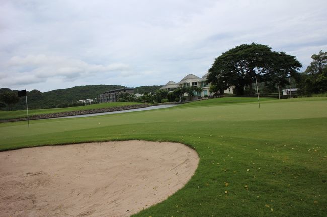 バッグドロップ近くに、<br />パター、バンカー、アプローチ練習場有ります。