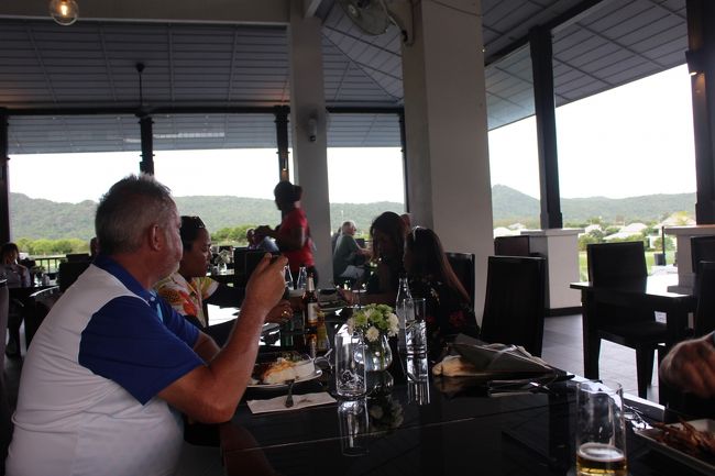 同伴者はドイツ人さんと地元タイ婦人の奥さん。<br />奥さんは元キャディ/パームスプリング、スプリングフィールド、<br /><br />現在は、シーパインゴルフコースのマネージャーらしい。<br />女性努力の足跡が見えました。