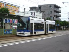 杉並町電停で下車して、近くの遺愛女子高「旧宣教師館」へ行きます。

向かい側にらっくる号が停車中…、発車も実にスムーズで滑らかな感じが印象的ですね～。
今日は乗車出来るかなぁ？～。