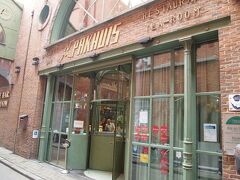 さて、観光を中断し、ランチです！
友人旦那が同僚に聞いたお店だそうで…
ドアの右側に見える赤いシールは…みしゅらーん！！！
2007～2016年まである∑(ﾟﾛﾟ」)」
お値段はちょっとしますが…おいしくないわけがない！！！
はりきって入店。笑