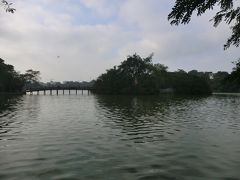 ホアンキエム湖に沿って歩きます。