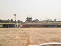 お！旧ターミナル！
15年前初めてインドを訪れた時はここからデリーに戻りました…。
今はなきインディアンエアラインズでしたが、ずいぶんボロい飛行機だったなぁ…。
当時はまだ正式名称はバラナシ空港だった時代です。