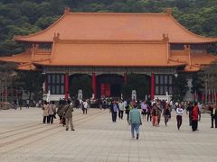 お次は忠烈祠へ。

国民革命忠烈祠（こくみんかくめいちゅうれつし）は、中華民国台北市中山区剣潭山にある、辛亥革命を始めとする中華民国建国および革命、中国大陸での日中戦争などにおいて戦没した英霊を祀る祠で、中華民国国防部の管轄下にある。（Wikipediaより）