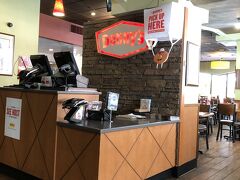 ハワイ1食目はデニーズレワーズ店。
毎年ハワイに着いてから初めての食事は決まっています。
もう3年連続の恒例行事になっています。

オーダーしたものはチーズバーガー。デニーズを侮るなかれ。日本のデニーズとはボリュームが異なります。アメリカクオリティです。

結局3人でチップ込みで39＄でした。