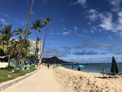 部屋で奥さんと子供がくつろいでいたので、1人で散歩に出ました。
ワイキキの色んな所からダイヤモンドヘッドを見ることができるのですが、ダイヤモンドヘッドをみるとハワイに来たことを実感できます。
ハワイの空はやっぱり青く、湿度が少ないです。しかし紫外線は強いようで、日陰を歩かないと確実に日焼けしてしまいます。