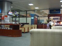 ベトナム航空のラウンジで最後の食事。
でもしょぼくて何もない…。