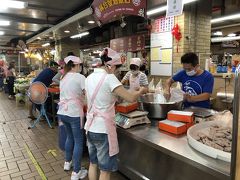 「林合発油飯」…どう注文するのか迷っていると、お店の人が、入れ物のサイズを見せて金額を教えてくれました…

