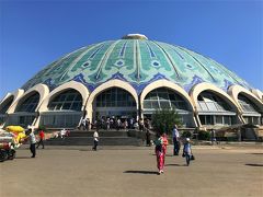 地下鉄チョルスー駅から人の流れについていくと、
見えてきたのがチョルスー・バザール。
駅の出口を出たところから市場の様相でした。

市場からしてウズベキスタンだわ～。