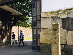 田安門を潜ります。
北の丸公園・日本武道館への入口に位置する門です。