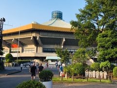 日本武道館。
１９６４年の東京オリンピックの際、初めてオリンピック競技に採用された「柔道」のために作られた施設。
以後、日本の武道の聖地です。
屋根は修復中。
今回、この期間に世界柔道が開催されているため日テレの２４時間番組は両国へ。