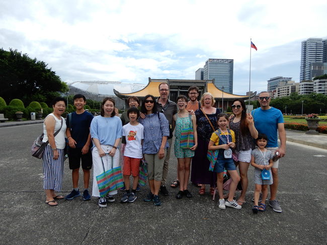 今回の参加者です。日本人は私だけ。あとはシンガポールからの中国人や、アメリカやヨーロッパから来た家族連れで英語、中国語、日本語が入り混じっての授業になりました。