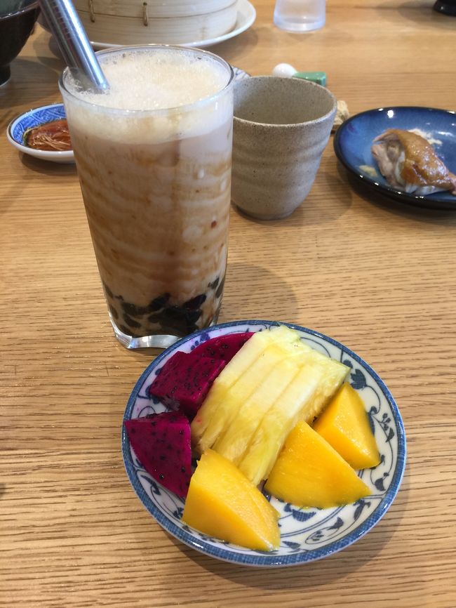 タピオカミルクティーも自分で作り、先生が市場で買ったフルーツやお菓子はサービスでいただきました。<br />市場に買い出しに行って、料理作って食べて4時間のコース終了。教室での写真も撮ってくれて後日メールで送ってくれるし、自分の写真入りのレシピもくれて至れり尽くせりの教室で大満足でした。