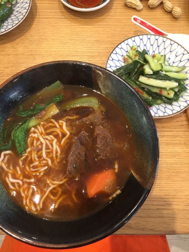 出来上がった牛肉麺とキュウリの和えもの。店で食べるのもいいけど、自分で作るとまたおいしいんだよね。