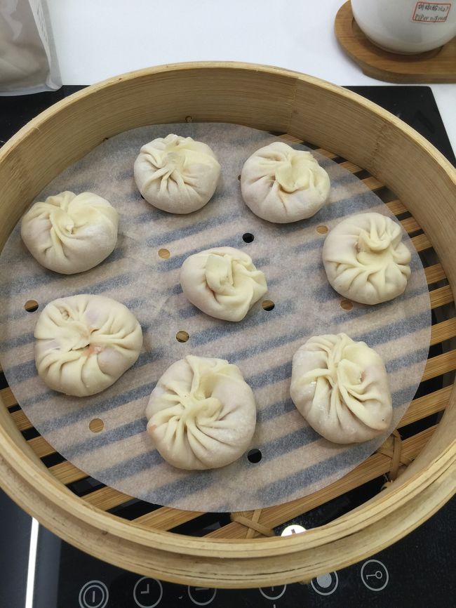 餡を包んでセイロに入れます。皮を破かずに包むのがなかなか難しいけど楽しい～。私力作の小籠包です。はじめてにしてはまあまあうまいこと作れたんじゃないかな？（自画自賛）
