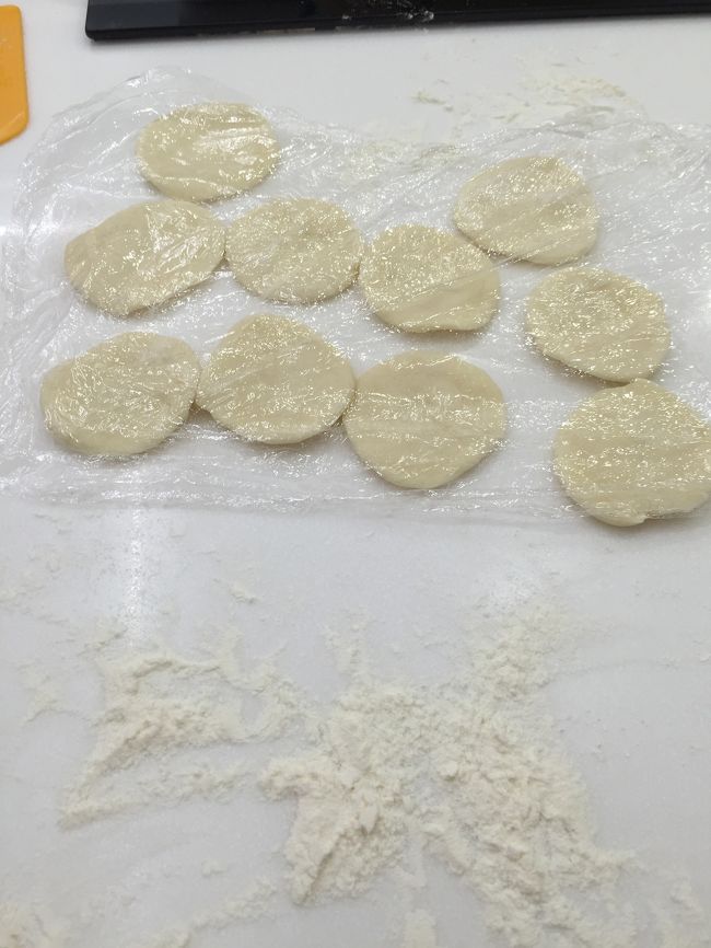 小籠包は粉を練って、重さを量って小分けして、生地を伸ばしていきます。