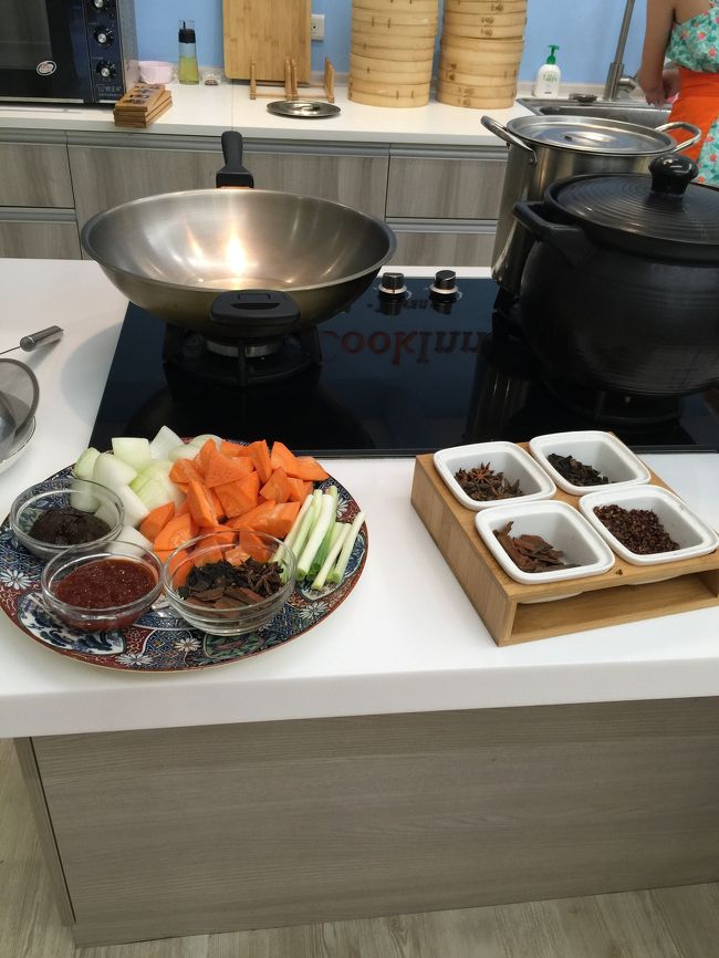 市場で果物やお菓子など自分が買いたいものを買って帰ると教室は準備万端。早速調理開始です。