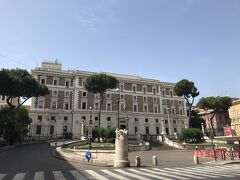 ホテルからオペラ座の前を通って進むと、ヴィミナーレ宮殿があります。
今は内務省が入ってるとのこと。