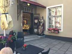 トームペアにはこのような土産店も何軒かありました。