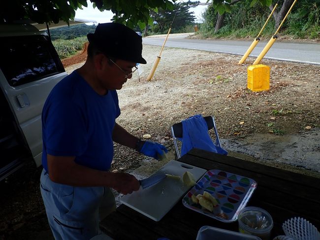 無人クンのおじさんが、ピーチパイナップルを切ってくれます。<br /><br />