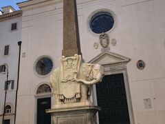 サンタ・マリア・ソプラ・ミネルヴァ教会前です。

象の背中にオベリスクが乗ってます。