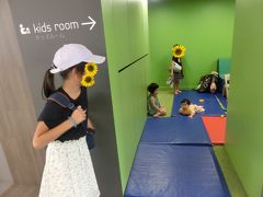 ホテル到着。
着陸から1時間ちょっとでもうホテル。
はやーい。

そして、シェラトンワイキキには「JALPAKアロハステーション」があって、チェックインもここでできる。
チェックインや説明を聞いている間、子供たちはキッズルームで待機。
お水ももらえるし、ちょっとした休憩もできるし便利。

チェックインはしたものの、お部屋が10:00に入れるプランだったので、それまで30分くらい時間が余った。
ので、荷物を預けてホテル内のローソンにお買い物に行くことにしました。