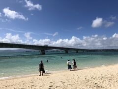 古宇利ビーチでしばし海水浴。 
結構波が高いです。

白い砂浜と青い海！！これぞ沖縄！