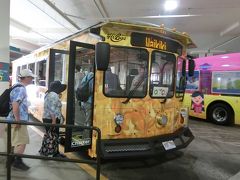 　買い物も終わり、そろそろホテルに行こうと考えて、一旦、アラモアナショッピングセンターに戻り、そして、そこでＪＴＢ専用のトローリーに乗ってワイキキに向かいました。