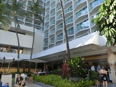 　ここがホテルです。名前はシェラトン・プリンセス・カイウラニと云うホテルです。かなり大きなホテルで、道路を挟んで向かい側には高層のハイヤットホテルがあります。