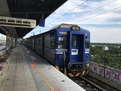 台南へは台鐵で向かいます。
のどかだな～～と２人して車窓を満喫。
ここにきて『台湾の街中』というものをやっと目の当たりにした父は、興味深そうに車窓を眺めておりました。昭和っぽい感じがする、と。
いきなり台南来たからアレだけど、台北は大都会やからね！