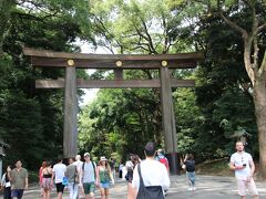 日本を案内するのにまず思い浮かぶ場所が神社仏閣ではないでしょうか
近くの明治神宮へ