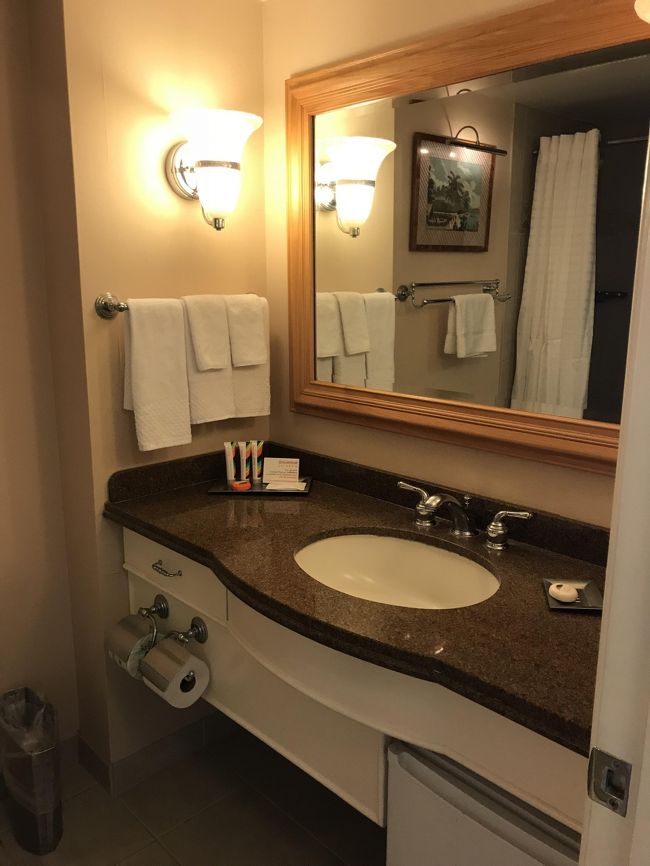 メインロビーに行ってチェックインの手続きすると、15時以降じゃないと<br />無理だろうなぁと思っていたのですが、すぐにカードキーをいただけて<br />ありがたかったです。<br />両親のいるカリアタワーをリクエストしたところ、同じフロアではありませんが<br />19階にしてくれました。<br />年季の入った感じですが、1泊なら全然問題ありませんでした。