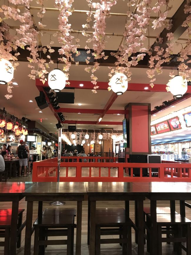 お昼からアラモアナセンターにトロリーで行きました<br />ランチはフードコートで日本食を食べました