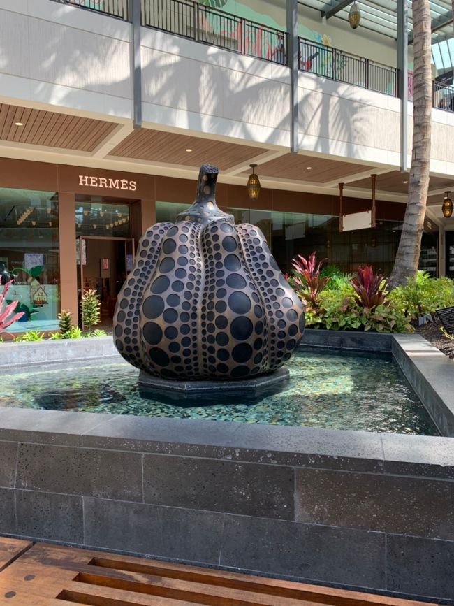 草間彌生の作品もあります<br />子供服などを購入して、ショッピングを楽しみました<br />両親たちは先に帰っていました