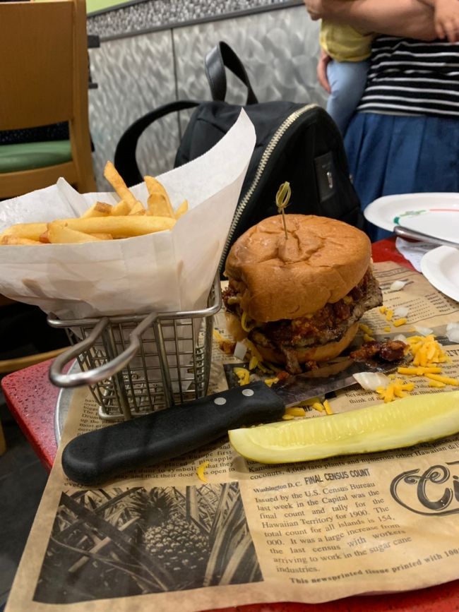 夜はヒルトン内にあるCJ's ニューヨークデリに行きました<br />お味は普通でしたが、結構混んでいました