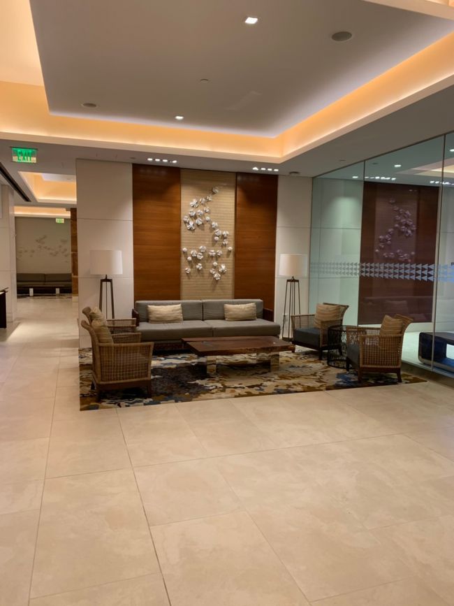 4日目はグランドアイランダーをチェックアウトして<br />別で予約したヒルトンのホテルの方に引越しでした。<br />こちらはグランドアイランダーのロビーです<br />10時チェックアウトなのでバタバタしました。