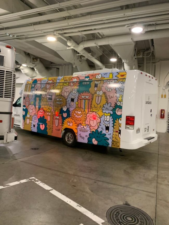 グランドアイランダー一階にあるバス停留所にHISのバンが<br />お迎えに来てくれました<br />今回の旅行を両親たちも満足してくれて嬉しかったです。<br />